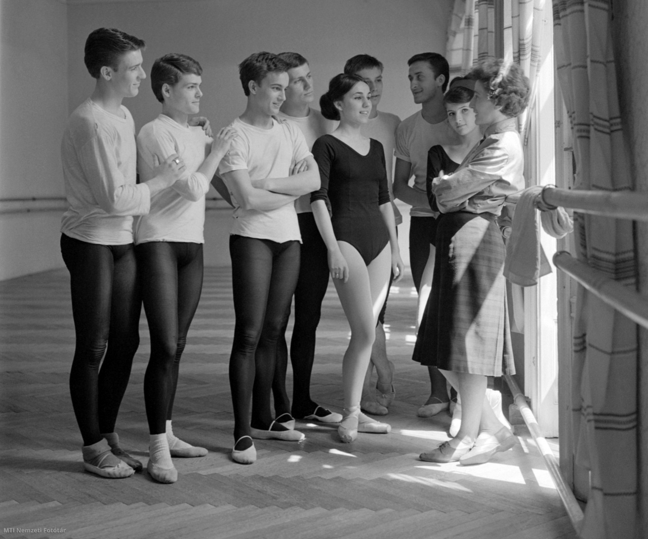 Budapest, 1964. május 9. Az Állami Balettintézet növendékei a május végén kezdődő év végi szakmai vizsgákra készülnek Merényi Zsuzsa balettmester (j) irányításával az iskola balett-termében.