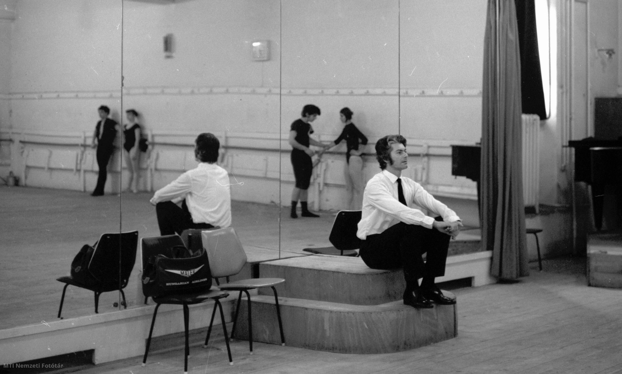 Budapest, 1970. június 1. Róna Viktor, az Állami Operaház Kossuth-díjas szólótáncosa, balettmester órát tart a VIII. évfolyamos növendékeknek. Az Állami Balettintézet, amelyben az Operaház vezető táncosai, balettpedagógusok tanítják a jövő táncosait, 1970-ben ünnepli fennállásának 20. évfordulóját.