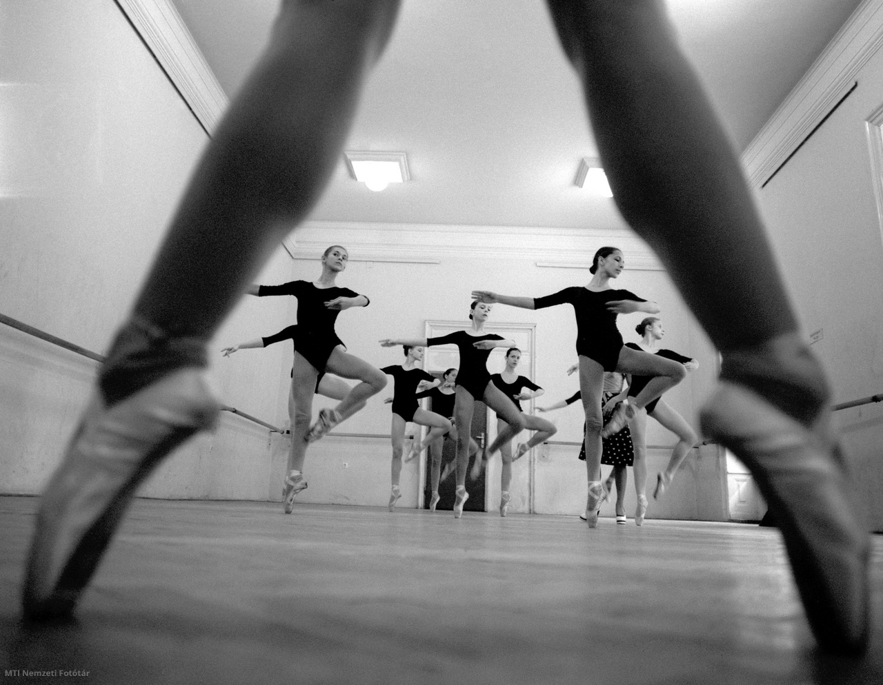 Budapest, 1975. május 2. Balettóra az 1950-ben megalakult Balettintézetben. Az elmúlt negyed évszázad alatt százkilencvenegyen nyertek itt táncművész diplomát. 1971-től néptánc tagozat is indult, mely a hivatásos együttesek számára képzett táncosokat. A balettintézet hallgatói a szaktantárgyakon kívül a kilenc évfolyam alatt az intézeten belül végzik el az általános és középiskolai tanulmányaikat.