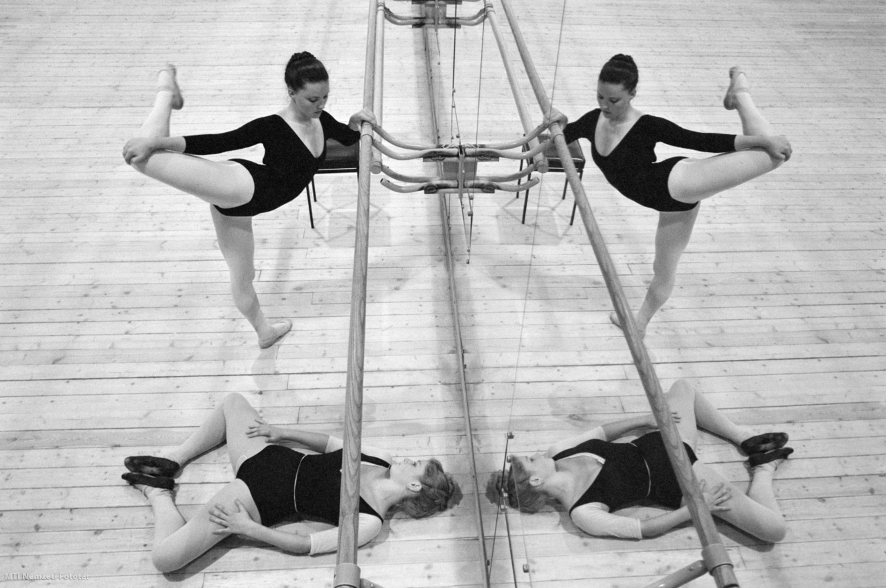 Budapest, 1982. szeptember 23. Spillmann Jeanette és Gebhardt Andrea svájci növendékek a próbaterem tükörfalánál gyakorolnak az Állami Balettintézetben, ahol az 1982/83-as tanévben külföldi hallgatóknak is indítottak osztályokat.