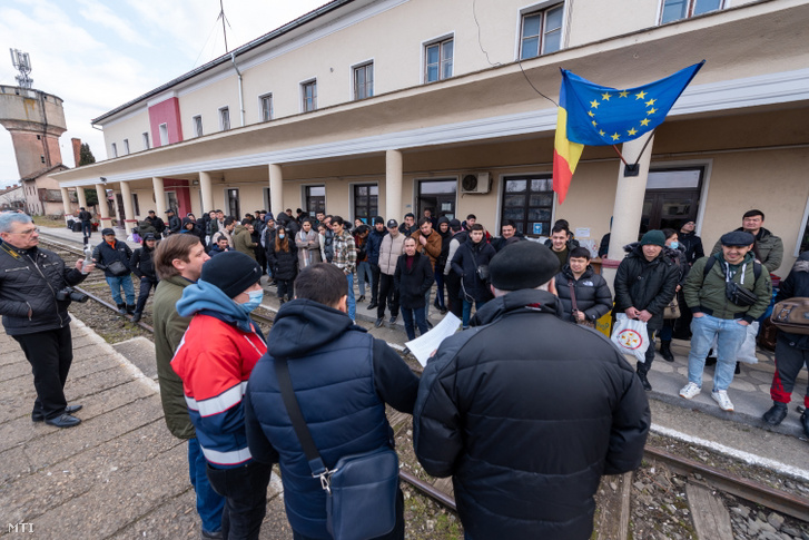 A háború miatt Ukrajnából elmenekült embereknek osztanak ingyenes vonatjegyet a Máramarossziget-Bukarest vonatútra a helyi önkormányzat önkéntesei 2022. március 5-én