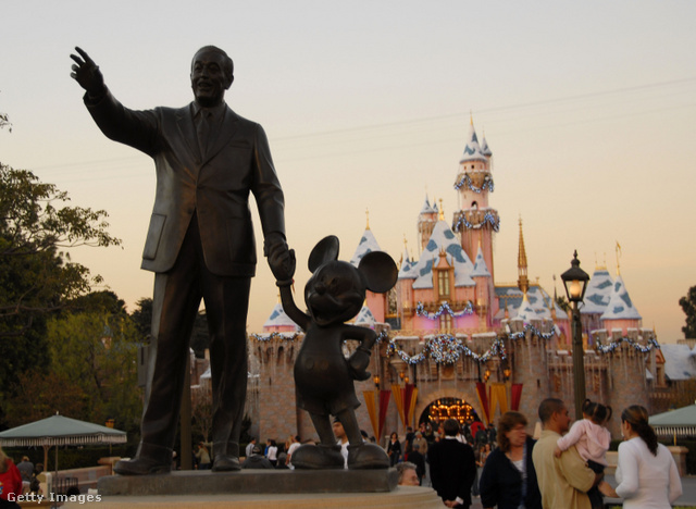 Walt Disney és Mickey egér szobra Disneylandben – itt van lefagyasztva a holttest?