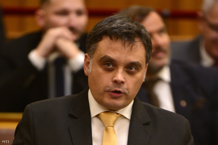 Latorcai Csaba, a Miniszterelnökség parlamenti államtitkára napirend előtti felszólalásra válaszol az Országgyűlés plenáris ülésén 2022. november 21-én