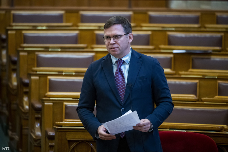Fürjes Balázs, a Miniszterelnökség parlamenti államtitkára napirend előtti felszólalásra válaszol az Országgyűlés plenáris ülésén 2022. november 2-án