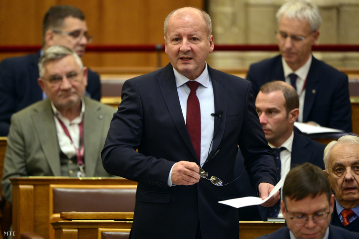 Simicskó István, a KDNP frakcióvezetője napirend előtt szólal fel az Országgyűlés plenáris ülésén 2022. november 21-én