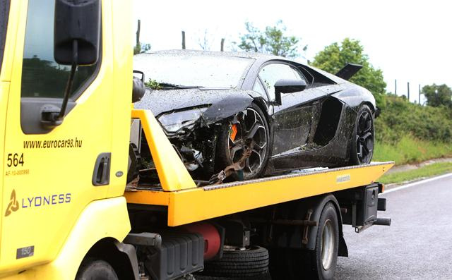 Az Aventadort csak bérelte, amikor balesetezett az autópályán