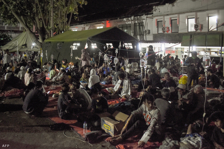 Egy cianjuri kórház udvarán ápolják a földrengés túlélőit