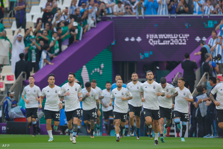 Az argentín játékosok bemelegítenek a Szaúd-Arábia elleni meccs előtt a katari Lusail stadionban