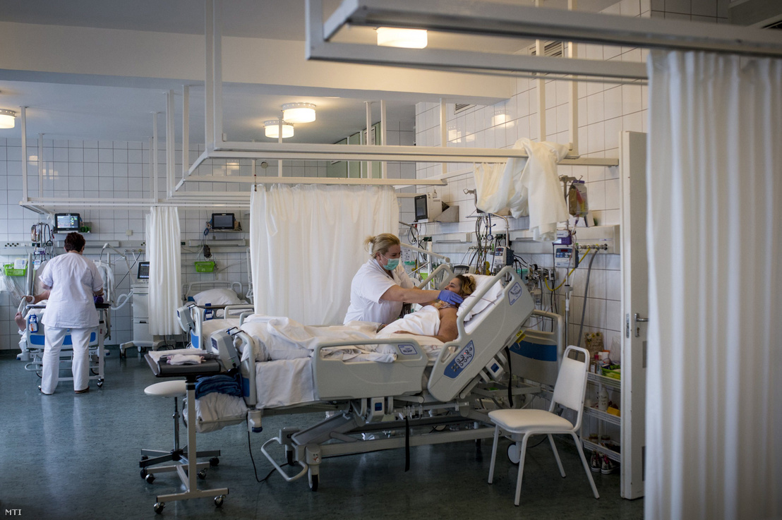 Egy beteget ápolnak a Bács-Kiskun Megyei Kórház újonnan kialakított intenzív betegápolási részlegén Kecskeméten 2017. november 23-án