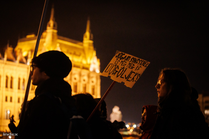 Az LMP szociális törvény módosítása elleni tüntetése 2022. november 21-én a Kossuth téren