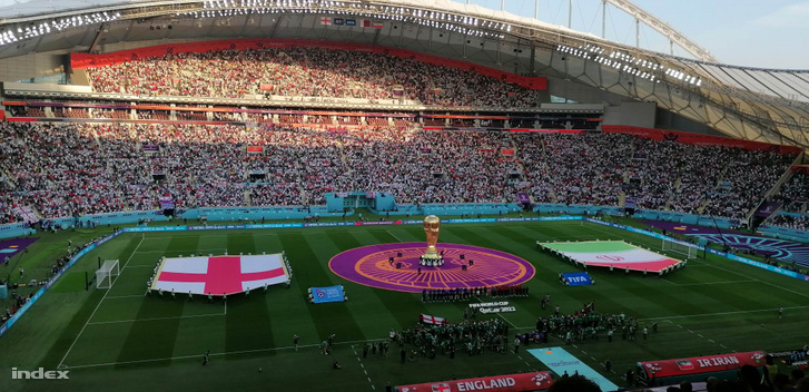 Az Anglia–Irán vb-meccs himnuszai előtt