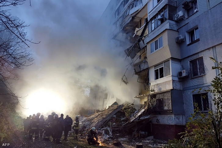 Orosz rakétatámadásban megrongálódott lakóépület Zaporizzsjában 2022. október 9-én