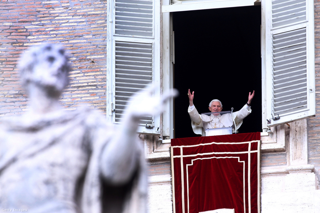 XVI. Benedek pápa a magánlakása ablakából átadja utolsó Angelus-áldását a Szent Péter téren összegyűlt zarándokok ezreinek 2013. február 24-én a Vatikánban