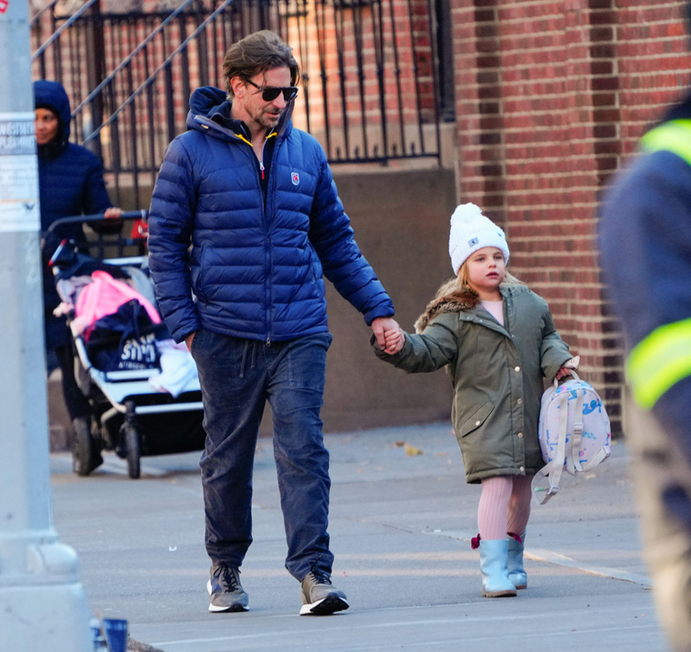 A kislányt pár napja az apjával, Bradley Cooperrel is lencsevégre kapták New Yorkban