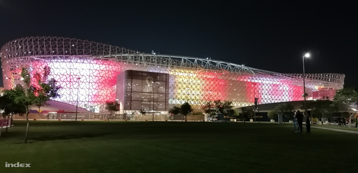 Az Ahmad bin Ali Stadion a nemzeti lobogókba öltözött