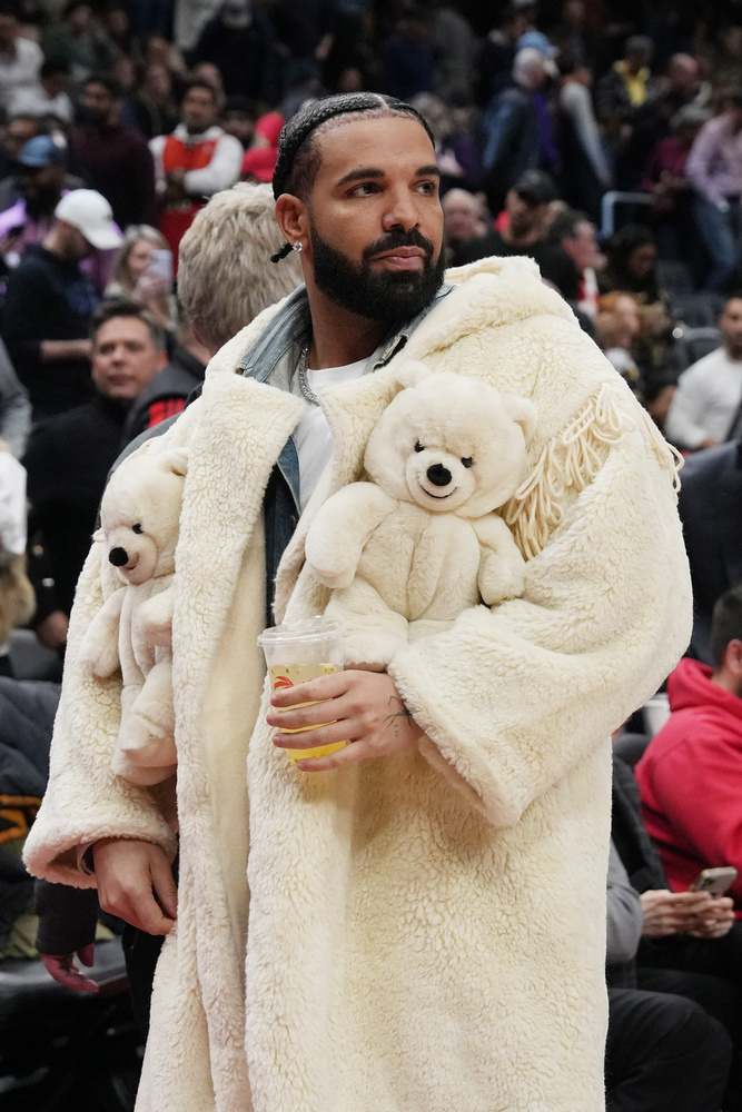 Kivételes szerelésben, egy macikkal díszített bő, és igencsak puhának tűnő kabátban jelent meg pár napja egy NBA-meccsen Drake