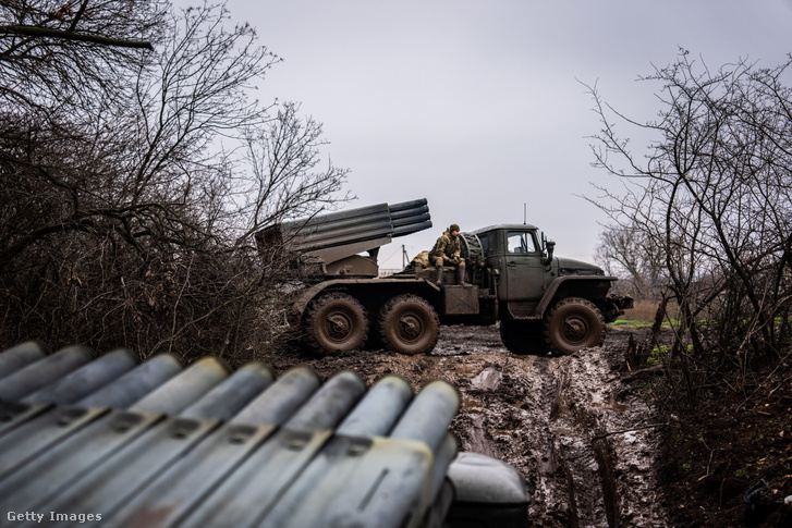 Ukrán katona egy rakéta kilövő harckocsin Donbászban Ukrajna frontvonalánál 2022. november 20-án