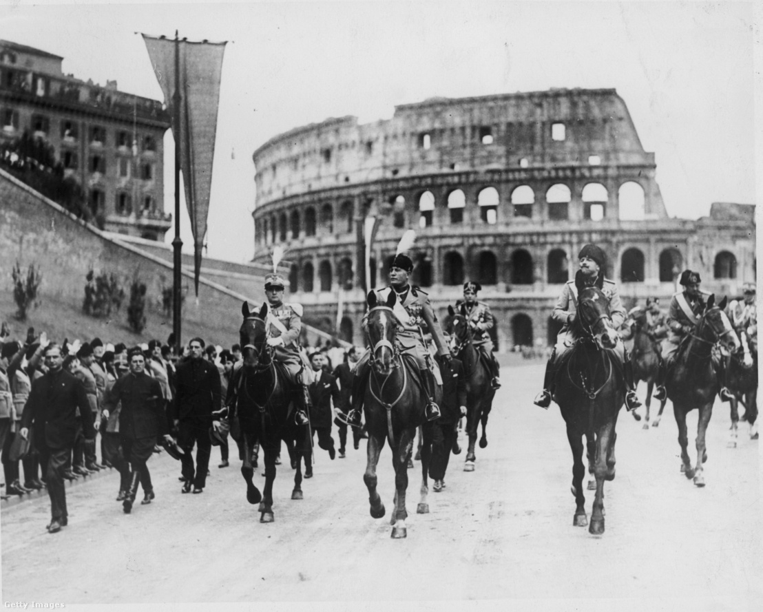 Mussolini lovagol Rómában, a Colosseum előtt 1932-ben