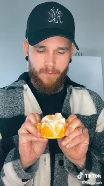 Ilyen egyszerű is lehet a narancs hámozása