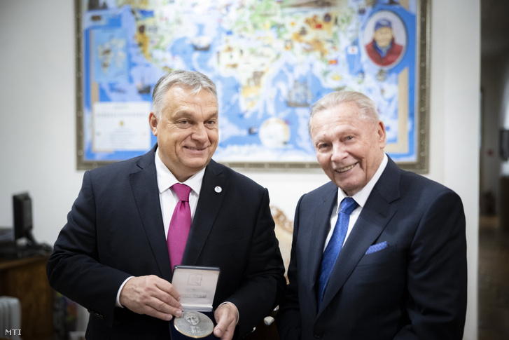 Orbán Viktor miniszterelnök (b) és Rudolf Schuster korábbi szlovák köztársasági elnök (j) találkozója a V4-csúcstalálkozó után Kassán 2022. november 24-én