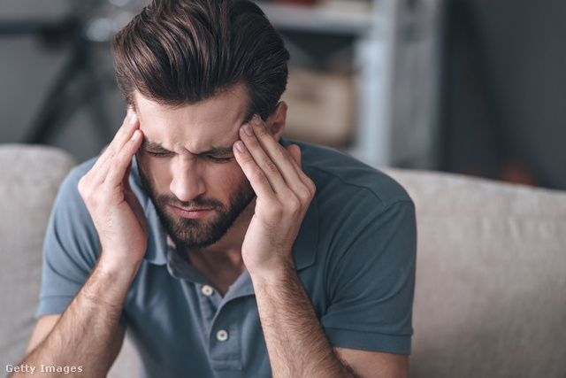 Az egyik jellemző tünet a fejfájás