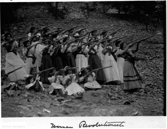1911: a női harcosok gyakorolják a lövészetet