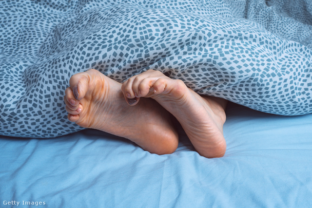 Ha alvás közben megfeszítjük a lábunkat, nagyobb eséllyel fog begörcsölni