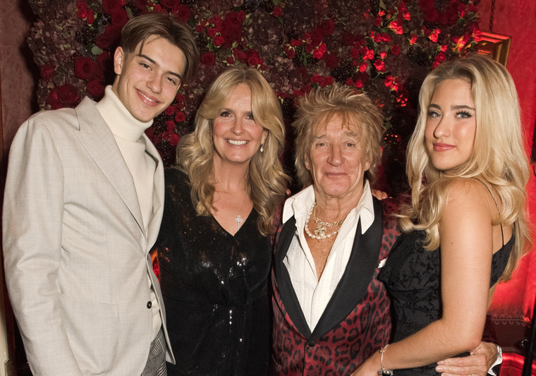 A 77 éves brit énekes és dalszövegíró, Rod Stewart a családjával ünnepelte a londoni Mark's Club alapításának 50