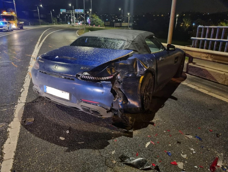 Szeptember első napjaiban egy 19 éves, vezetéstől eltiltott sofőr tört össze Budapesten egy 70 milliós Mercedes AMG GT C Roadstert, mert vagánykodott vele az úton