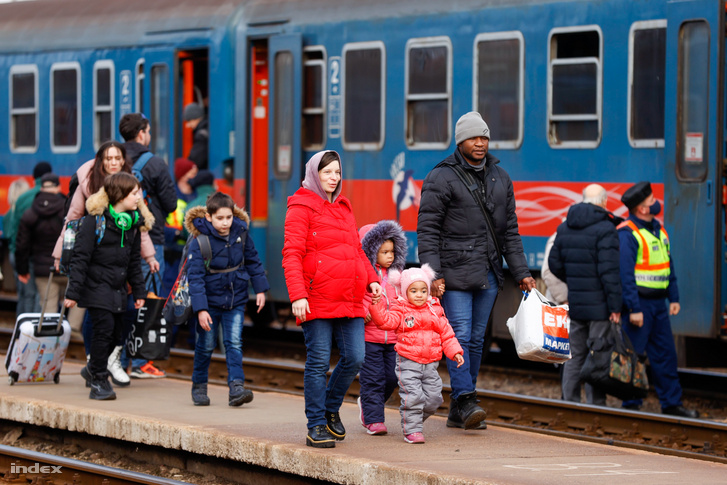 Menekültek érkeznek Ukrajnából a záhonyi vasútállomásra 2022. március 2-án
