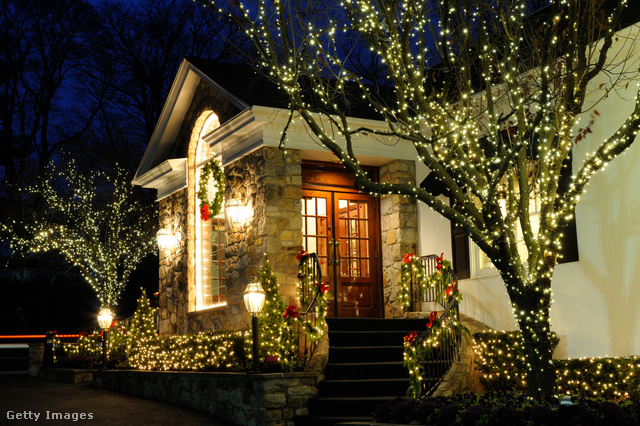 Karácsony előtt fényekbe öltöznek a házak