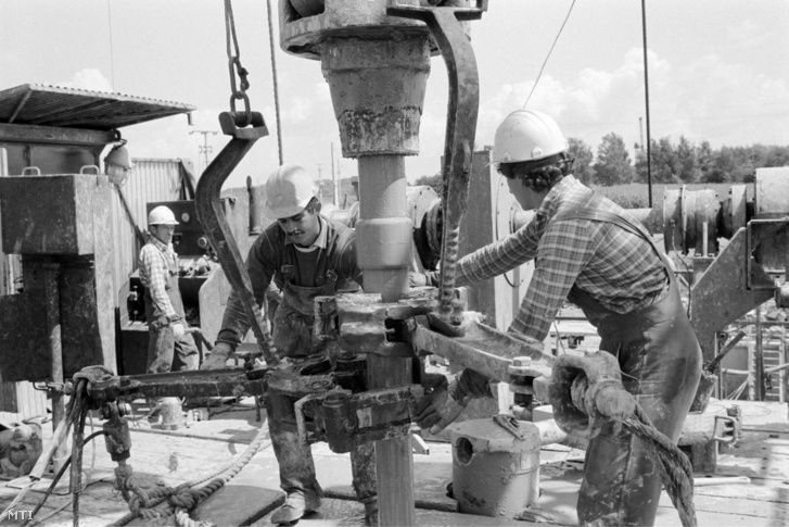 Borda Győző és Czigány Lajos munkások a kútfúró berendezést kezelik Nagylengyel határában a zalai kőolajmezőn 1987-ben