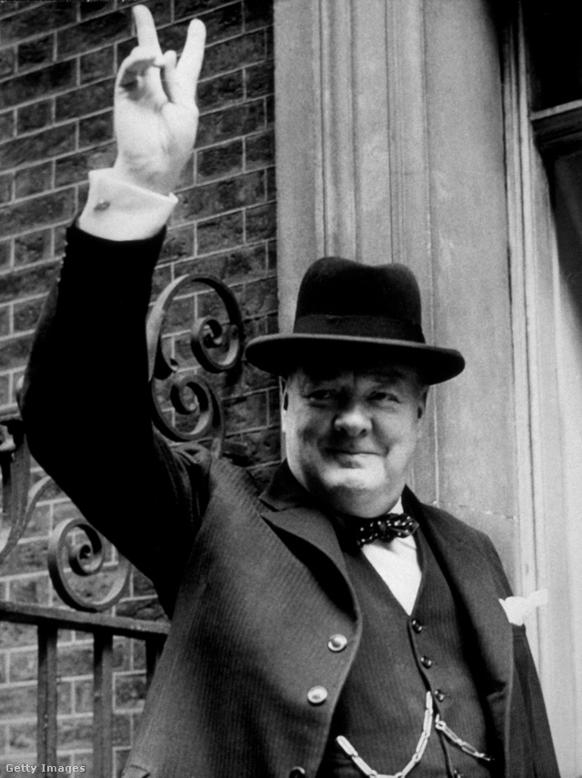 Winston Churchill a győzelem jelét mutatja