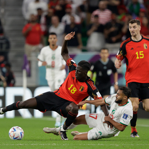 Amadou Onana (b) és Sofiane Boufal (j) játék közben.
 
„Nincs más lehetőségünk, mint készülünk a horvátok elleni meccsre, hogy nyerjünk.”
 
Hogy mi hiányzott ma?
 
„A gólok, ennyi. A labdabirtoklásban számomra közel tökéletesek voltunk, az első félidőben talán 75 százalékban (valójában 70) volt nálunk a labda, majdnem mindent tökéletesen csináltunk, csak nem szereztünk gólt.”
 
Romelu Lukaku visszatérésével kapcsolatban hozzátette, sok nagyon jó támadójuk van, de természetesen az ő játéka további pluszt ad a csapatnak.