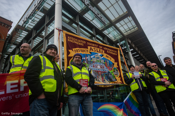 Mozdonyvezetők sztrájkolnak Londonban 2022. november 26-án