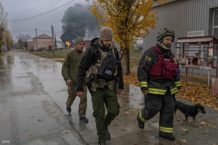 Ukrán mentőszolgálat munkatársai Hersonban 2022. november 20-án