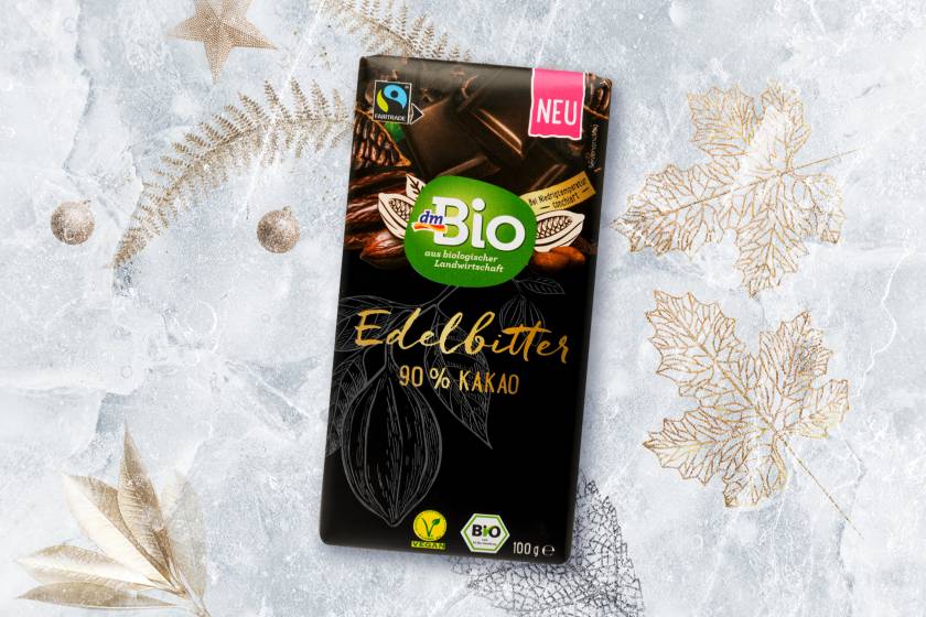 A legjobb minőségű, méltányos ökológiai gazdálkodásból származó kakaóbabból készült dmBio étcsokoládé legalább 90% kakaótartalommal a valódi keserűcsokoládé ízélményét nyújtja.