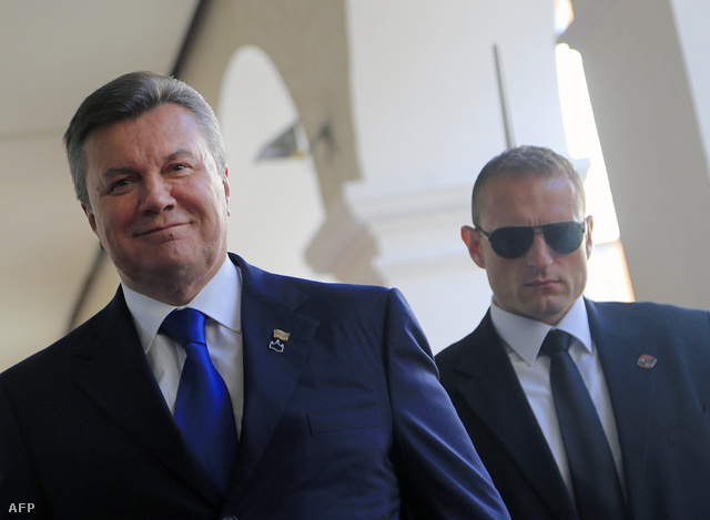 Viktor Janukovics és egyik testőre