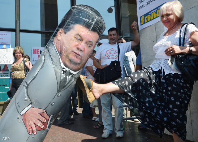 Felfújt Janukovics-bábut rugdosnak egy ukrán ellenzéki tüntetésen, Kievben