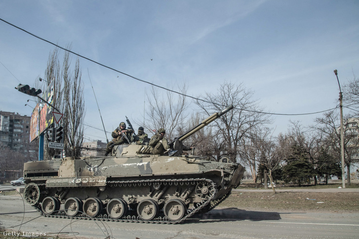 Orosz tank halad el Mariupol központjánban Ukrajnában 2022. március 29-én