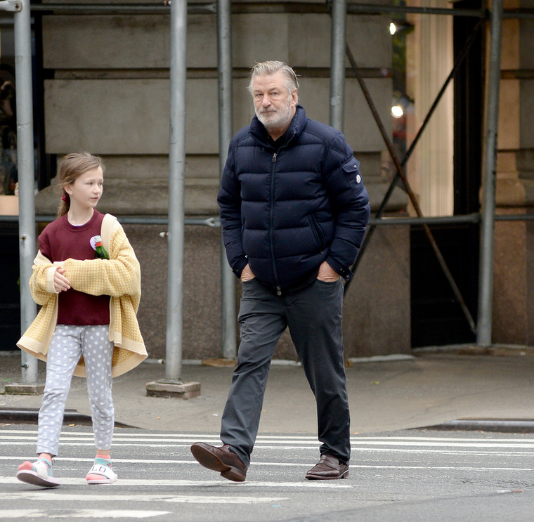 Alec Baldwint kislányával együtt lapták lencsevégre, amikor kettesben sétáltak New York utcáin