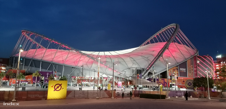 Így néz ki a kivilágított Kalifa Stadion