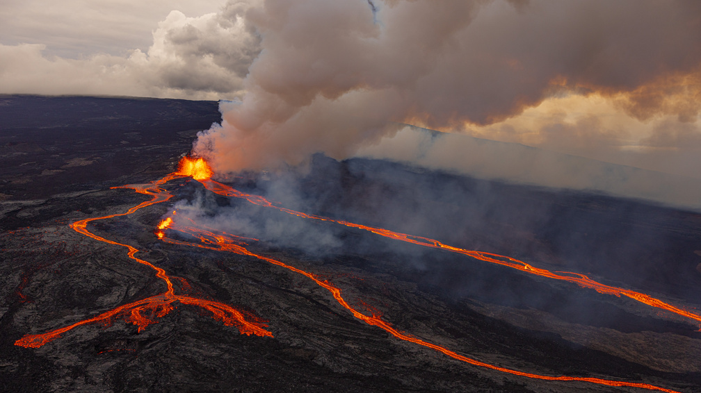 Izzó lávafolyamok, aggódó helyiek: kitört a Föld legnagyobb vulkánja