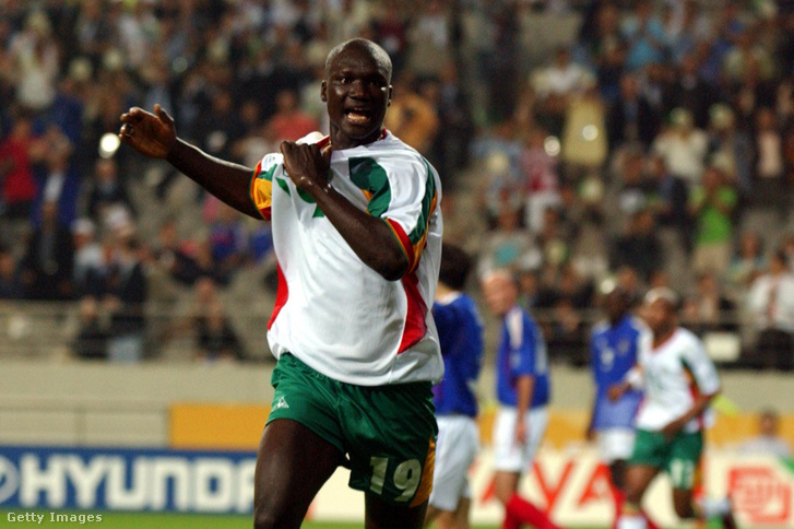 Papa Bouba Diop gólöröme a Francia válogatott ellen lőtt gólja után a 2002-es dél-koreai, japán közös rendezésű vb nyitómérkőzésén