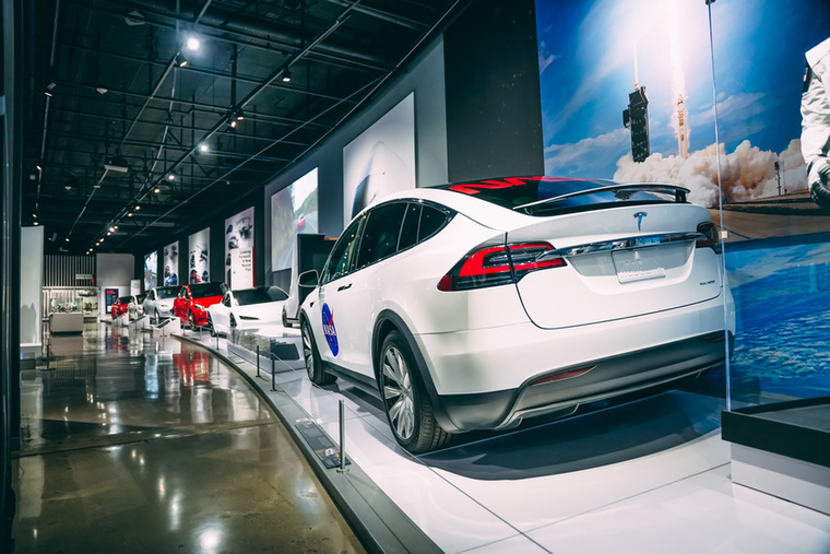 2020-ban a Tesla asztronautákat szállító járműve egy Model X Long Range lett.