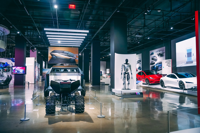 Ez a Petersen Automotive Museum Mullin Grand Salon terme.