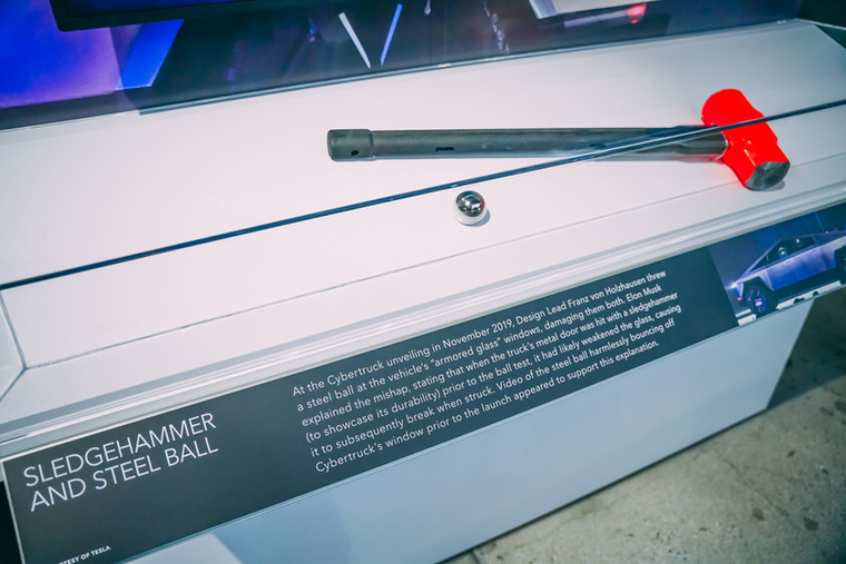 A hírhedt kalapács, ami adott a Cybertruck ajtajának 2019-ben.