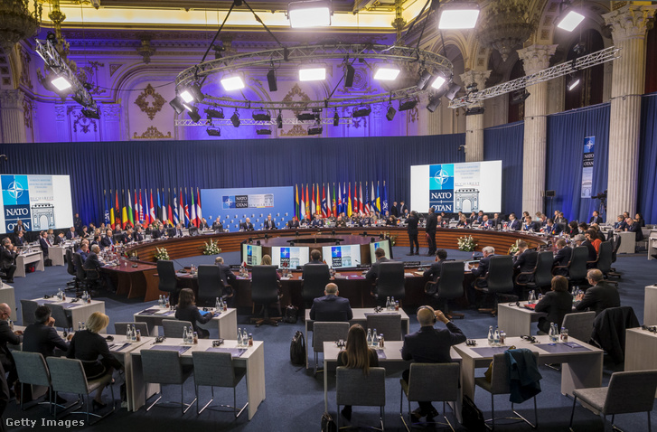 Résztvevők a NATO tagállamainak külügyminiszteri tanácskozásán Bukarestben 2022. november 29-én