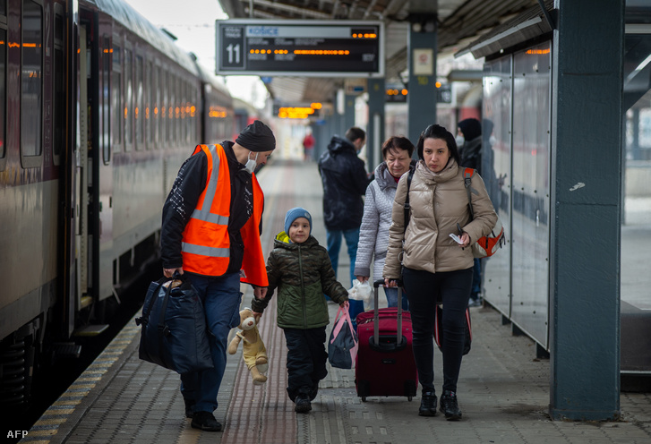Ukrajnából menekülők a kassai vasútállomáson 2022. március 10-én