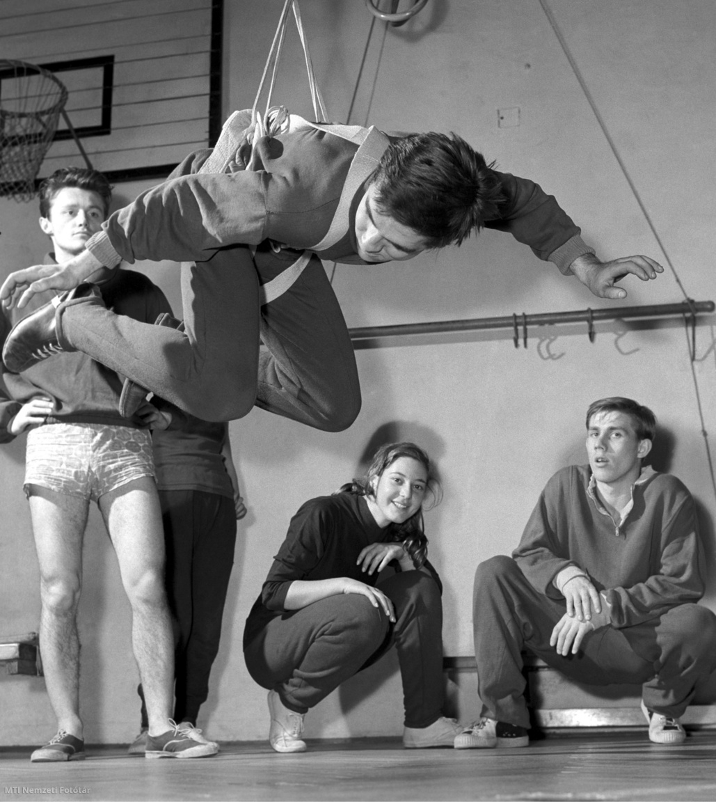 1965. január 11. Az ejtőernyős-válogatott téli edzésén a stílusugrást egy felfüggesztett heveder segítségével gyakorolják. A felvétel készítésének pontos helye ismeretlen
